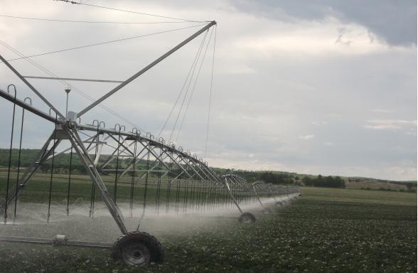 內(nèi)蒙古電動中間支軸圓形噴灌機